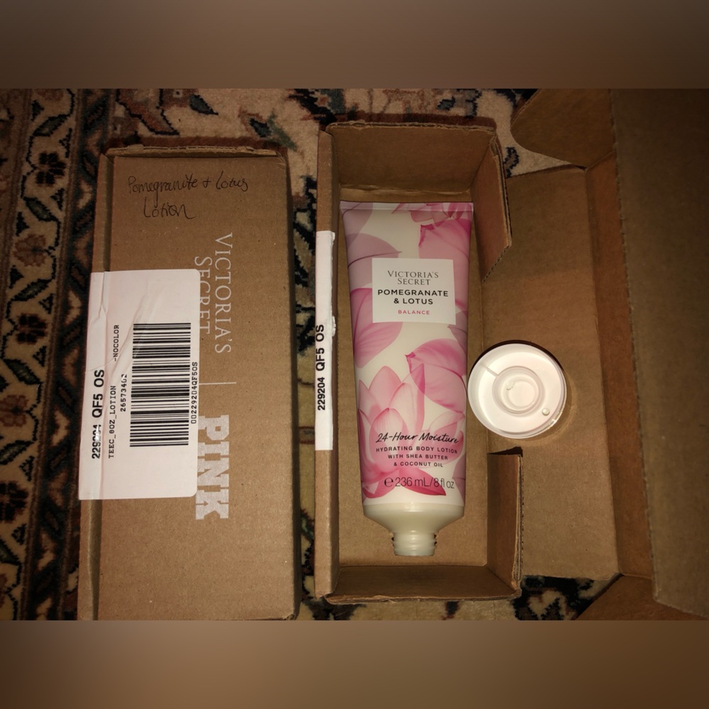 VS Pomegranate & Lotus Moisturizing Lotion 8oz  lot of 2 brand new